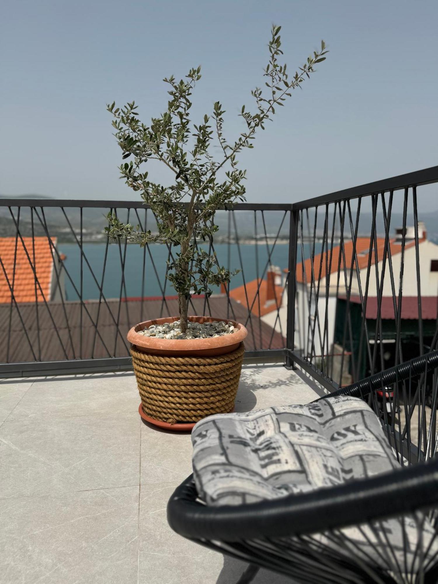 Apartment With Terrace And Sea View - Lucic Trogir Kültér fotó
